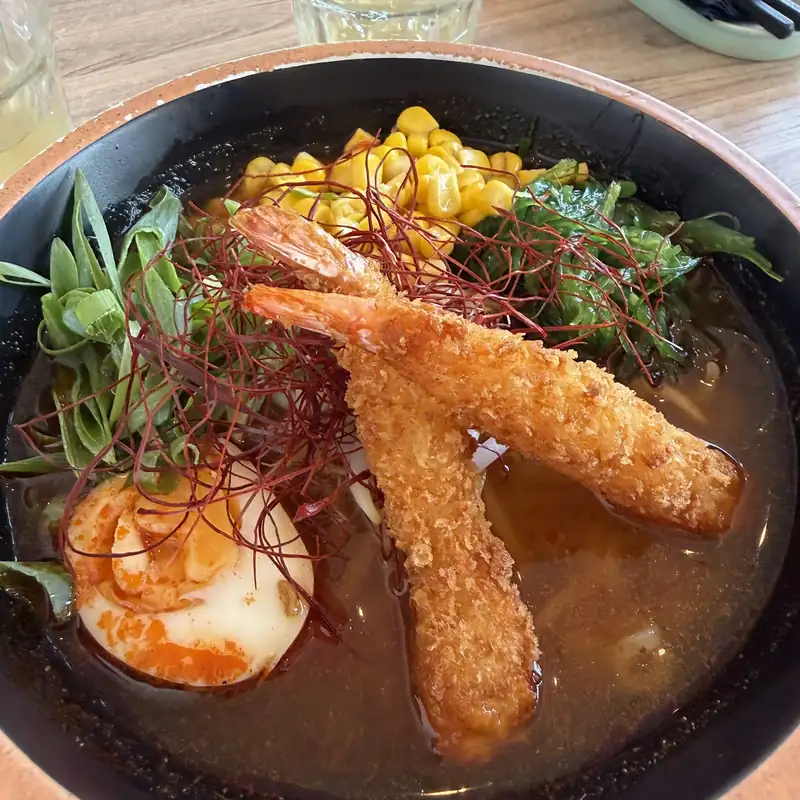 Ramen z krewetkami w panko, kukurydzą i jajkiem