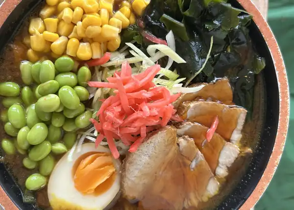 Miska z kukurydzą, edamame, jajkiem i wakame